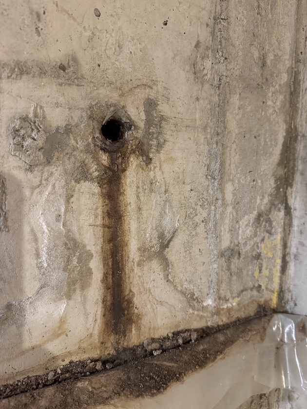 Leaking tie-rod hole with associated mud staining